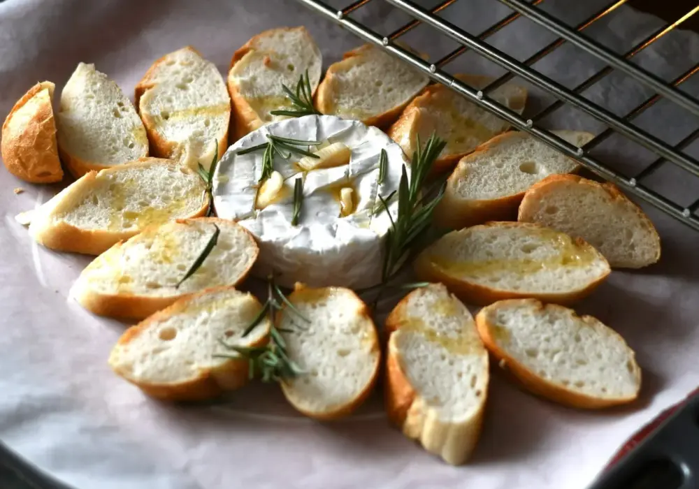 Pieczony camembert z piekarnika - prosty przepis i dodatki