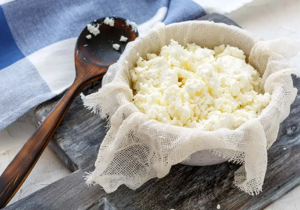 Domowy Twaróg z Mleka Krowiego - Prosty Przepis i Porady