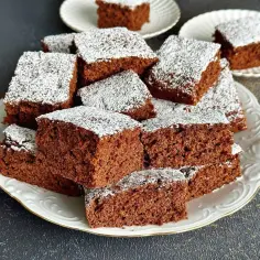Pyszne, łatwe ciasta przepisy na czekoladowe brownie posypane cukrem pudrem. Idealne na deser!