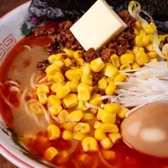 Miseczka aromatycznego ramenu z mielonym mięsem, kukurydzą, jajkiem i masłem. Idealny przepis, jak zrobić ramen.