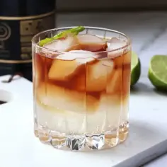 Orzeźwiający drink z rumem, lodem i limonką. Idealny na letnie wieczory.