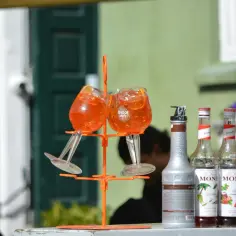 Dwa kieliszki z Aperol Spritz i syropy Monin, idealne do stworzenia własnego aperol przepis.