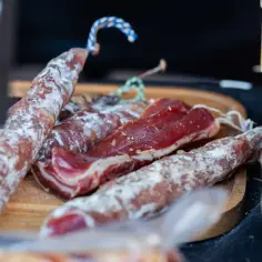Jak jeść kiełbasę fuet? Odkryj najlepsze sposoby na jej smakowanie