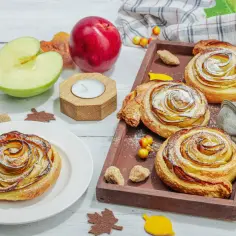 Pyszne różyczki z jabłek i ciasta francuskiego. Idealny pomysł, co zrobić z ciasta francuskiego na jesienny deser.