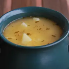 Gęsta, aromatyczna zupa grochowa, jak u babci, w zielonej wazie. Idealna na chłodne dni.