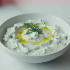 Kremowy sos tzatziki z oliwą i koperkiem, idealny do greckich potraw.