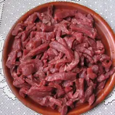 Jakie mięso wybrać do boeuf stroganow, by uniknąć twardych kawałków?
