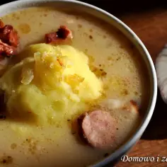 Domowy żurek z ziemniakami, kiełbasą i czosnkiem. Idealny przepis na sycące danie.