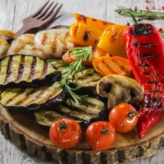 Grillowane warzywa: bakłażan, papryka, pieczarki, pomidorki i marchewka. Idealne co na grilla!