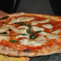 Jak zrobić idealne cienkie ciasto na pizzę – prosty przepis i porady dla początkujących