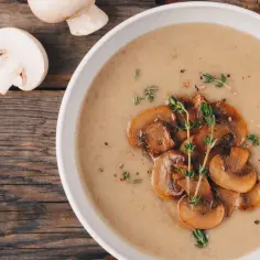Jaka śmietana do zupy pieczarkowej, aby uzyskać idealny smak?