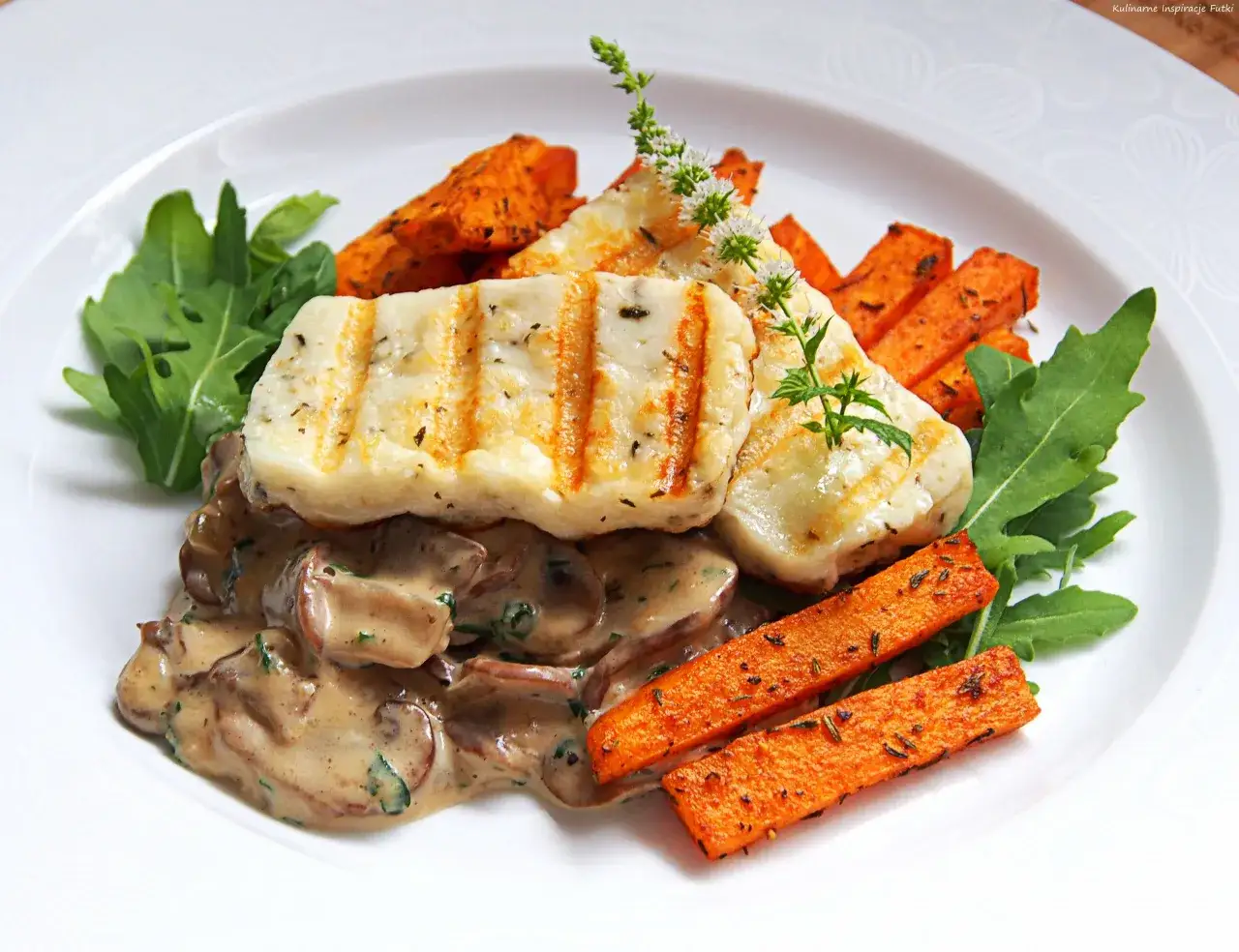 Grillowany ser halloumi z sosem grzybowym, frytkami z batatów i rukolą. Idealne co na grilla dla wegetarian.