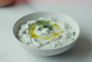 Kremowy sos tzatziki z oliwą i koperkiem, idealny do greckich potraw.