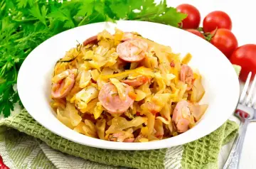 Pyszne danie z młodej kapusty z kiełbasą, idealne na szybki obiad. Prosty przepis na młoda kapusta!