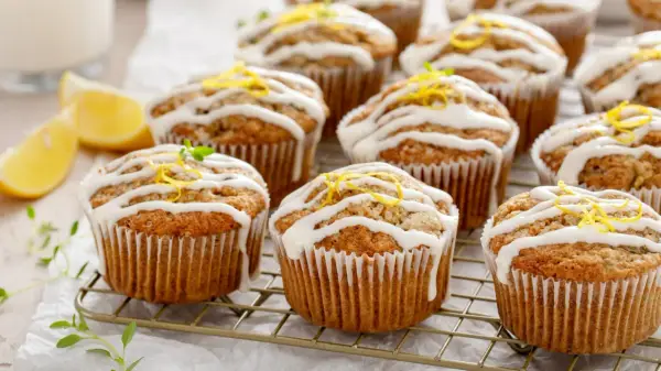 Babeczki cytrynowe - przepis na lekkie i wilgotne muffinki