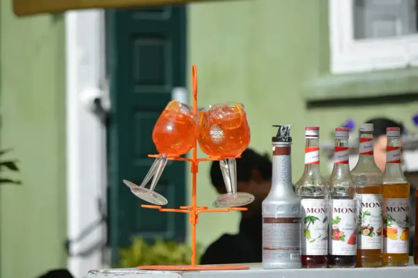 Aperol Spritz krok po kroku. Proporcje, lód i prosecco