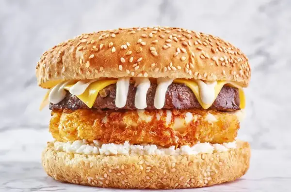 Domowy burger Drwala - przepis na chrupiący ser i soczysty kotlet