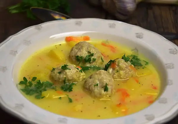 Zupa klopsowa jak u babci - przepis na idealny smak!