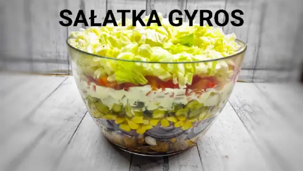 Jak prawidłowo ułożyć sałatkę gyros? Kolejność składników krok po kroku