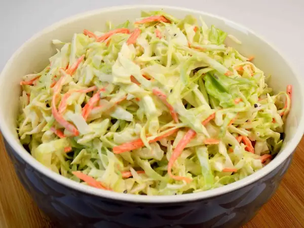 Coleslaw idealny - Przepis na chrupiącą surówkę