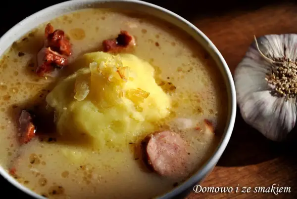 Żurek z ziemniakami – przepis idealny. Zrobisz go w 45 min!