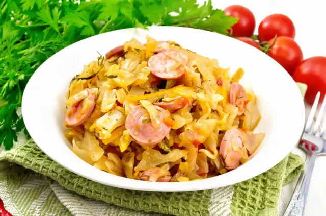 Pyszne danie z młodej kapusty z kiełbasą, idealne na szybki obiad. Prosty przepis na młoda kapusta!