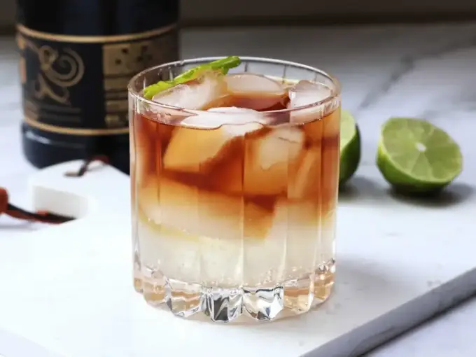 Jak zrobić drink z rumem? 5 prostych przepisów i proporcje